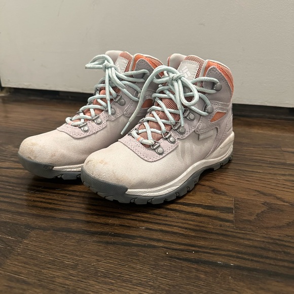 Columbia Women’s Newton Ridge Waterproof Hiking Boots Nimbus Grey / Coral Glow - Picture 7 of 11